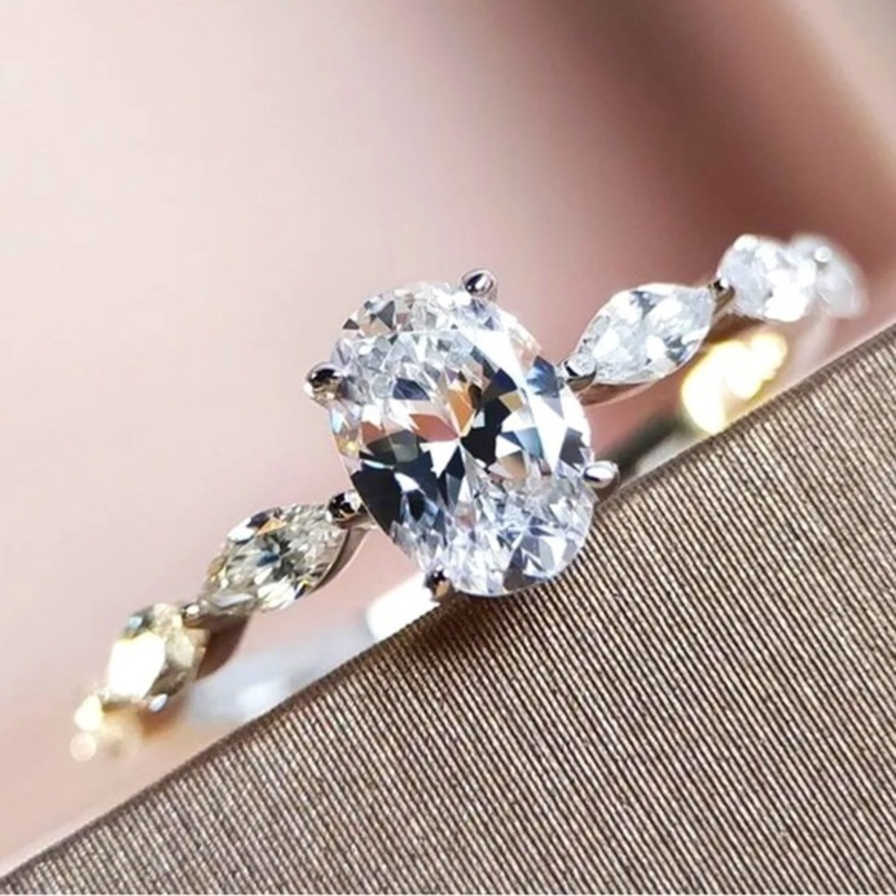 silver plated zircon ring
Super Pretty size 7